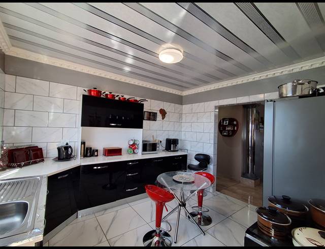 3 BEDROOM FREESTANDING FOR SALE IN IKAGENG